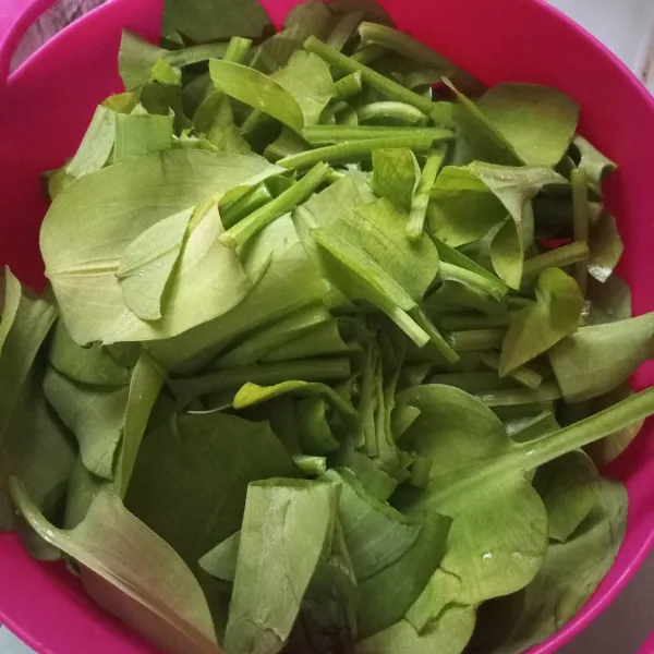 Cuci sayuran, potong-potong sesuai selera. Kemudian blansir sebentar, tiriskan.