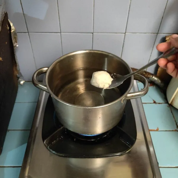 Cetak adonan menggunakan dua sendok, kemudian masukkan bulatan bakso ke dalam panci berisi air yang sudah dipanaskan.