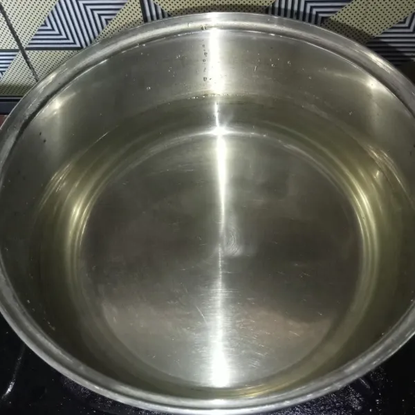 Rebus air secukupnya di panci.
