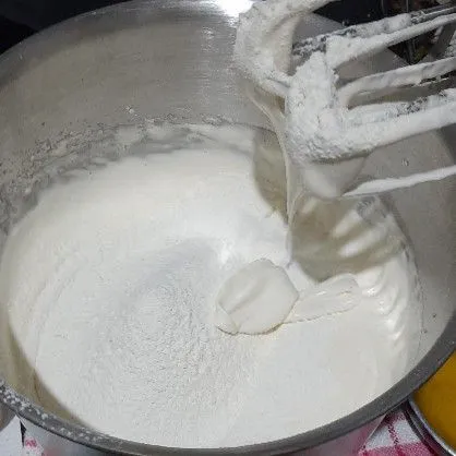 kemudian masukkan semua bahan kering sambil diayak kemudian mix perlahan.