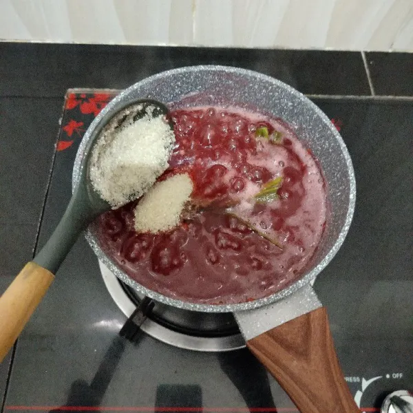 Masak mutiara sambil diaduk sesekali hingga matang. Lalu masukkan gula pasir, aduk rata.