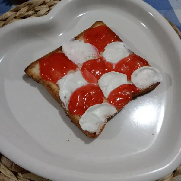 Beri mentega putih dan selai strawberry.