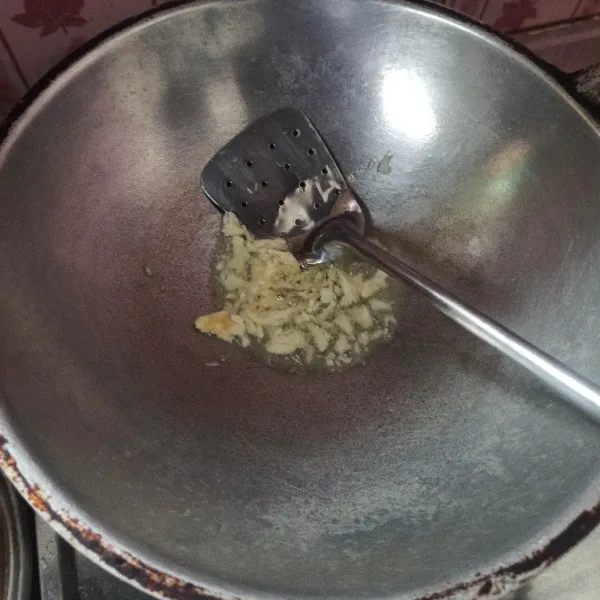 Panaskan minyak goreng atau margarin, tumis bawang putih sampai harum dengan api kecil supaya tidak mudah gosong.