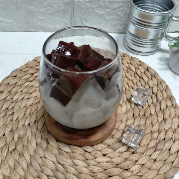 Kemudian siapkan gelas, masukkan es batu secukupnya dan tambahkan jelly coklat lalu siram dengan susu coklat dan siap disajikan.