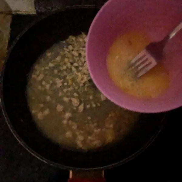 Masukkan telur aduk-aduk . Sajikan dengan nasi tim
