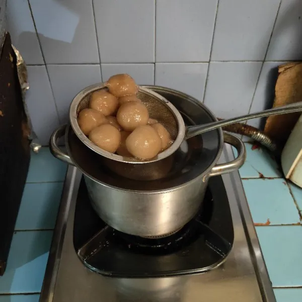 Angkat bakso dan tiriskan.