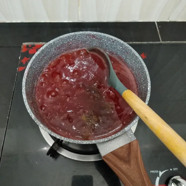 Masak hingga gula larut, lalu angkat.