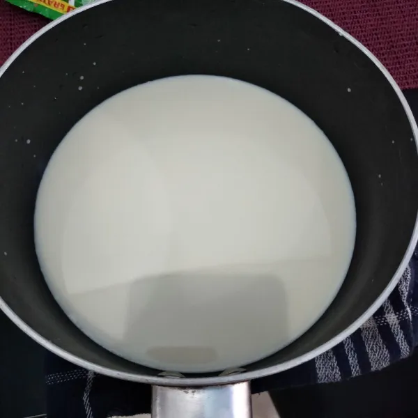 Langkah yang pertama, siapkan susu full cream.
