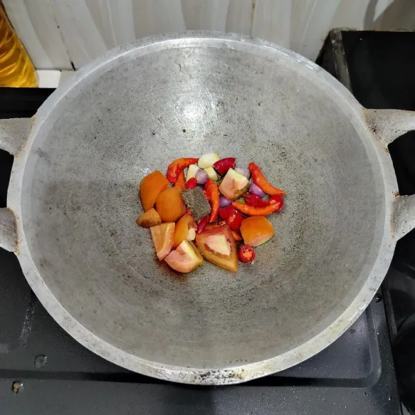 Goreng cabai rawit, bawang merah, bawang putih, tomat dan terasi dengan sedikit minyak hingga layu. Angkat.