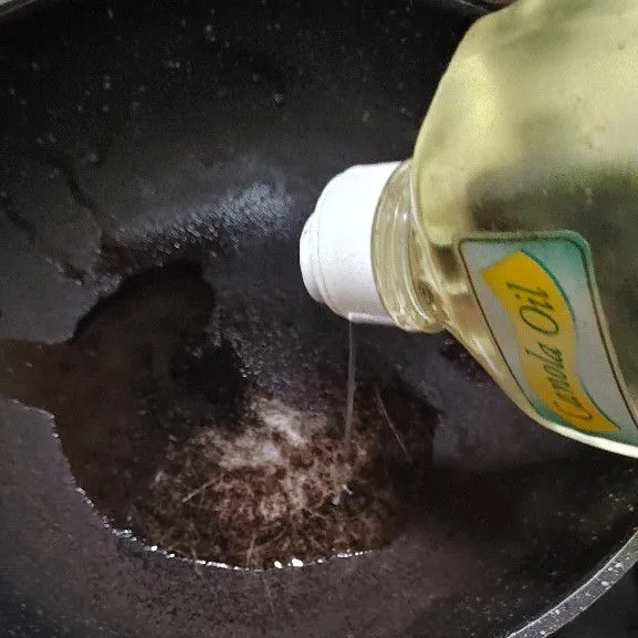 Siapkan wajan, tambahkan minyak canola secukupnya.