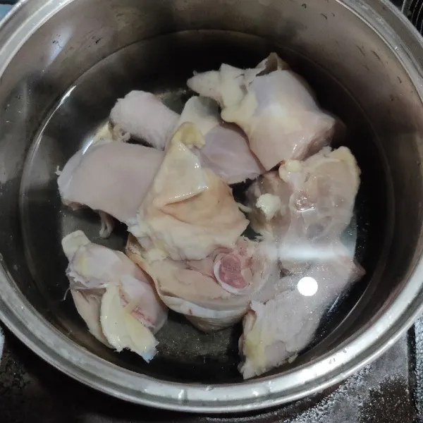 Rebus air masukkan ayam yang sudah dipotong, rebus hingga ayam matang dan empuk.