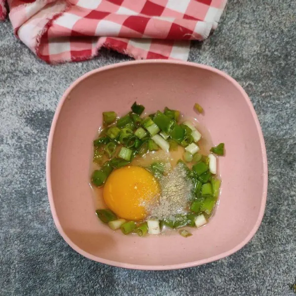 Kocok lepas telur bersama daun bawang, kaldu bubuk dan merica, lalu sisihkan.