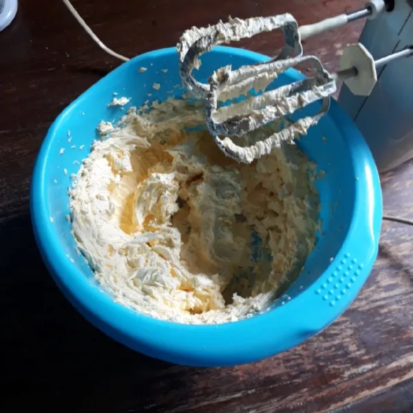Mixer margarin hingga pucat (3 menit), sisihkan.