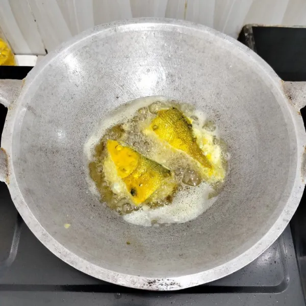 Lalu goreng ikan dalam minyak panas hingga kedua sisinya kecokelatan. Angkat dan tiriskan.