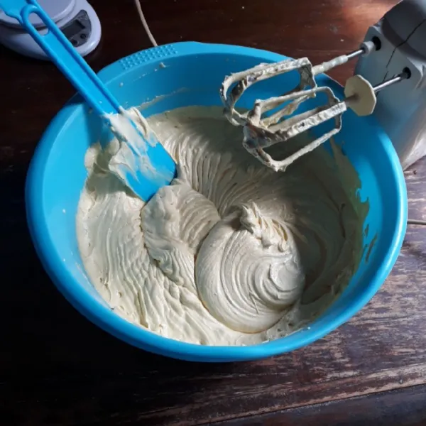 Masukkan margarin, mixer kecepatan rendah asal rata saja.