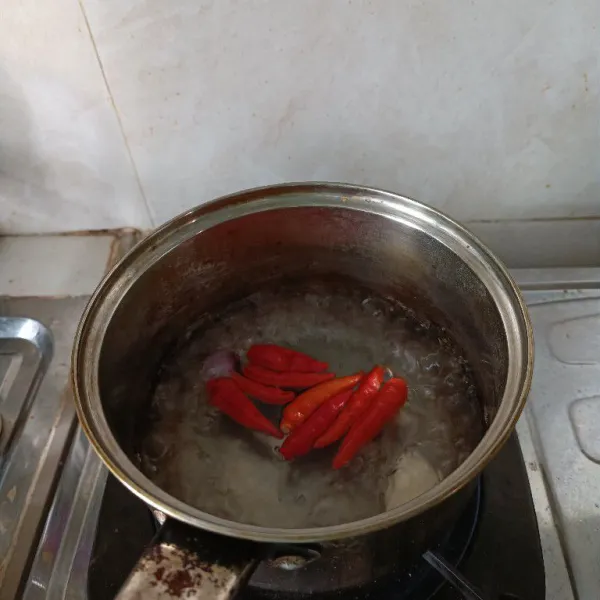 Rebus cabe rawit, bawang merah dan bawang putih di dalam air mendidih selama 5 menit kemudian angkat.