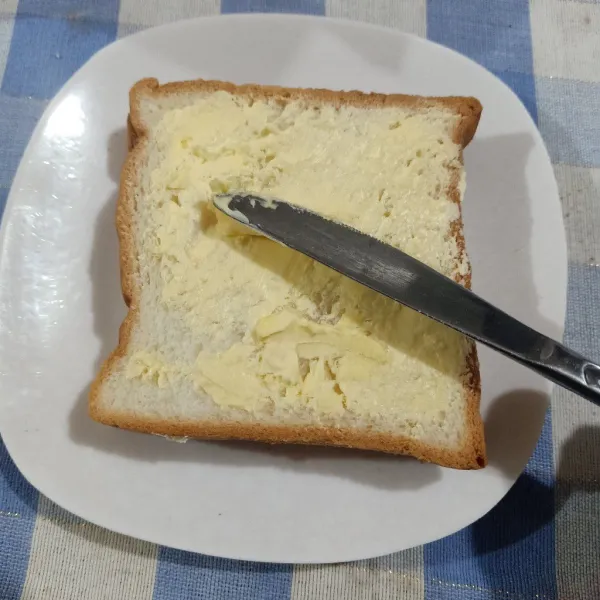 Tutup pakai roti tawar lalu oles pakai margarin.