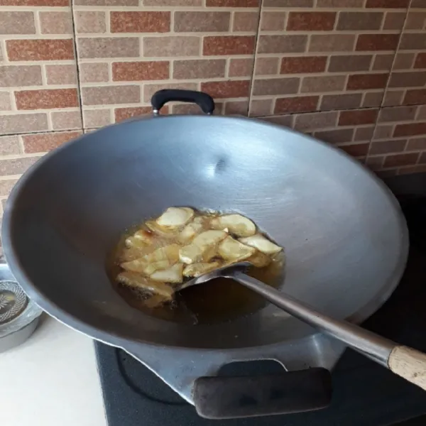 Kupas kentang dan ubi, cuci bersih dan iris - iris. Goreng hingga matang dan empuk, tiriskan.