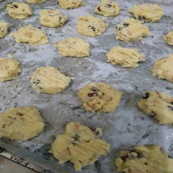 Alasi loyang oven dengan baking paper. Ambil 1 sdm bahan cookies dan letakkan di loyang. Panggang cookies -/+ 20 menit hingga permukaan bawah kecokelatan, angkat dan dinginkan di cooling rack baru lah simpan di toples.