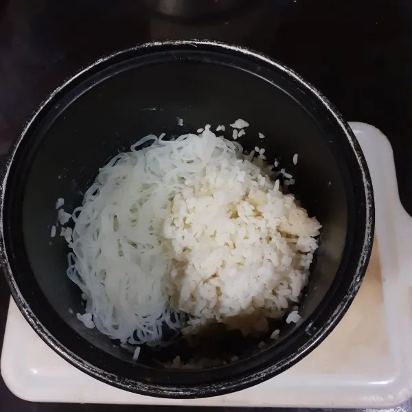 Siapkan nasi dan bihun.