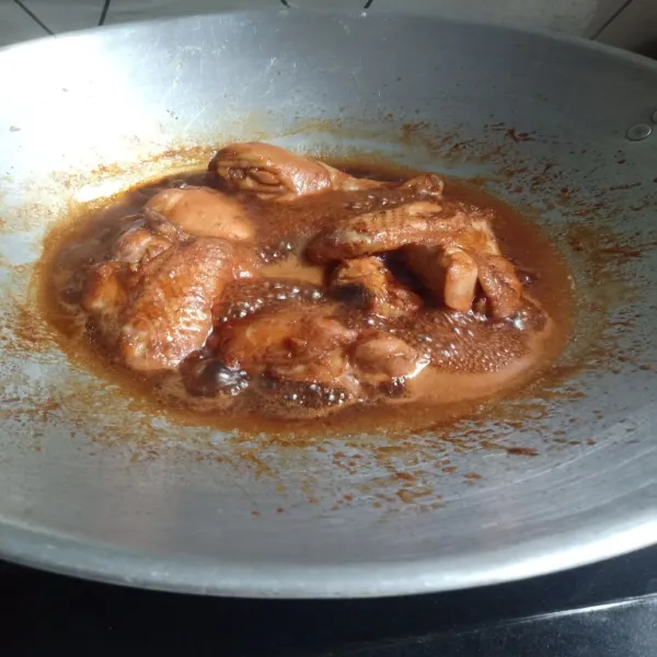 Masak ayam dengan api kecil hingga air berkurang. Angkat dan sajikan.