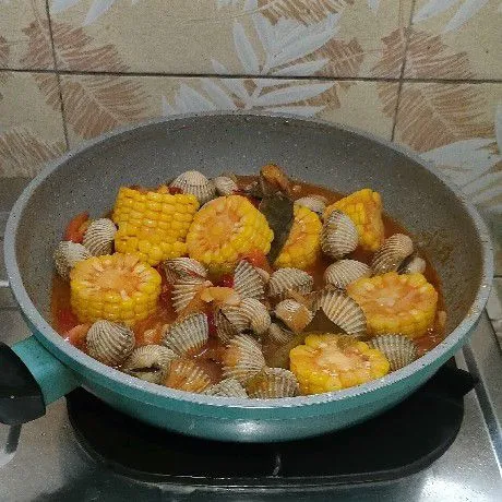 Masak sampai semua matang. Koreksi rasa dan siap disajikan.