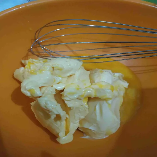 Campurkan butter, margarine, dan kuning telur, lalu aduk hingga tercampur rata.
