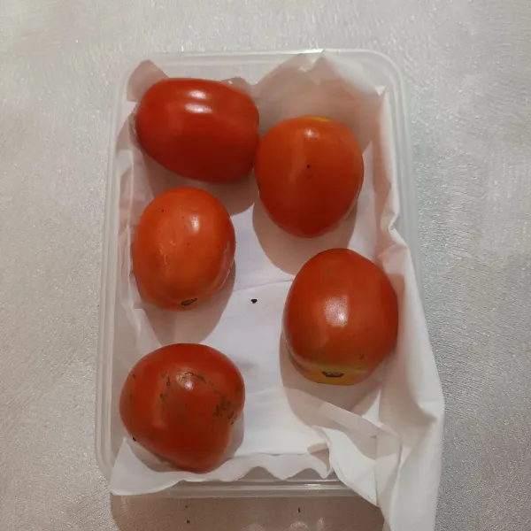 Siapkan wadah kedap udara yang sudah dilapisi tisu lalu masukkan tomat.
