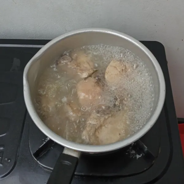 Cuci ayam, rebus hingga empuk lalu suir-suir, sisihkan.
