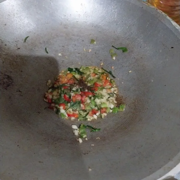 Tumis bawang putih, cabai, daun bawang, dan daun jeruk sampai harum. Tambahkan garam dan lada bubuk. Aduk rata.