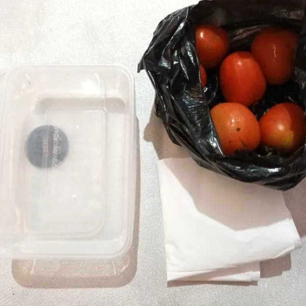 Siapkan tomat yang sudah dipilih serta perlengkapan yang dibutuhkan.