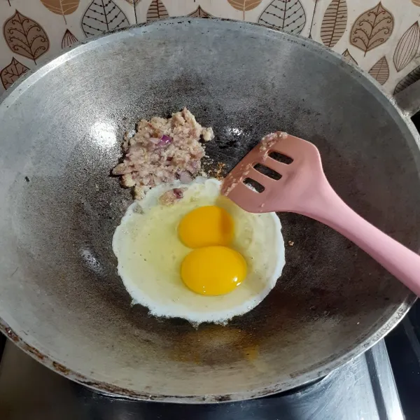 Tumis bumbu halus hingga harum. Tepikan, tambah sedikit minyak lagi, lalu orak-arik telur.