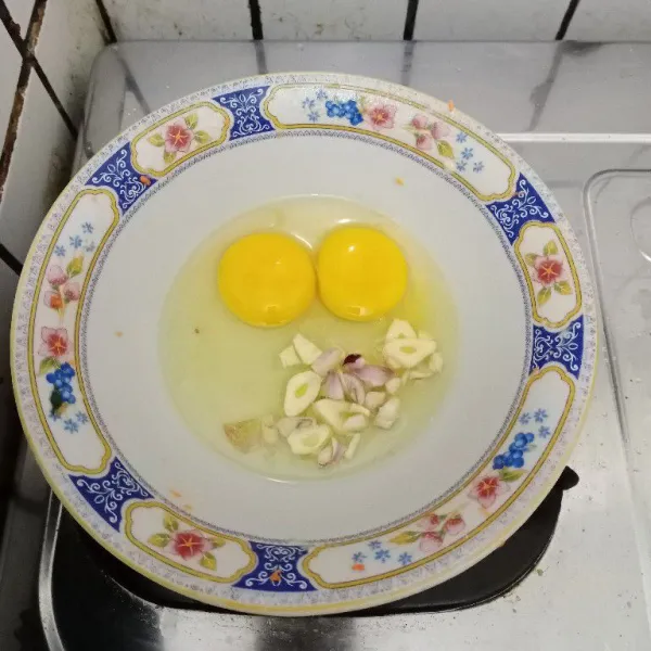 Dalam mangkok masukkan telur, bawang merah & bawang putih