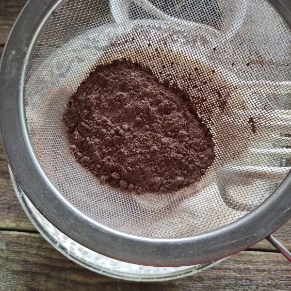 Masukkan tepung, garam dan coklat bubuk sambil diayak, masukkan 3 kali tahap dan mixer dengan kecepatan rendah.