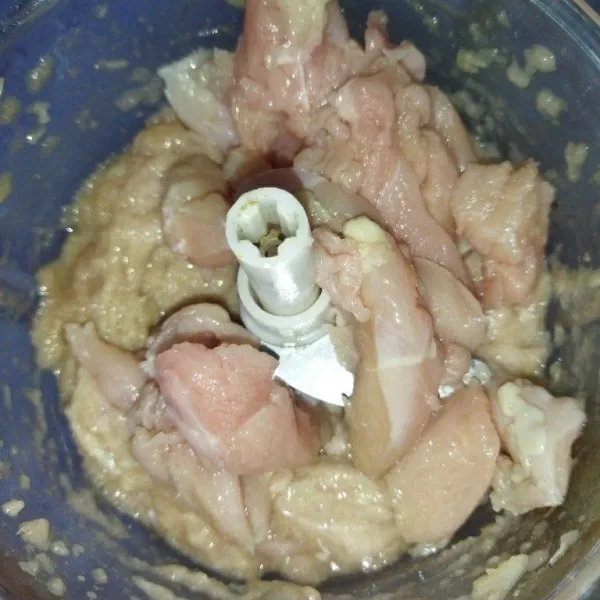 Lalu tambahkan sisa 200 gr daging ayam fillet, chopper sebentar saja agar daging ayamnya tidak terlalu halus, jadi masih terasa tekstur daging ayamnya.