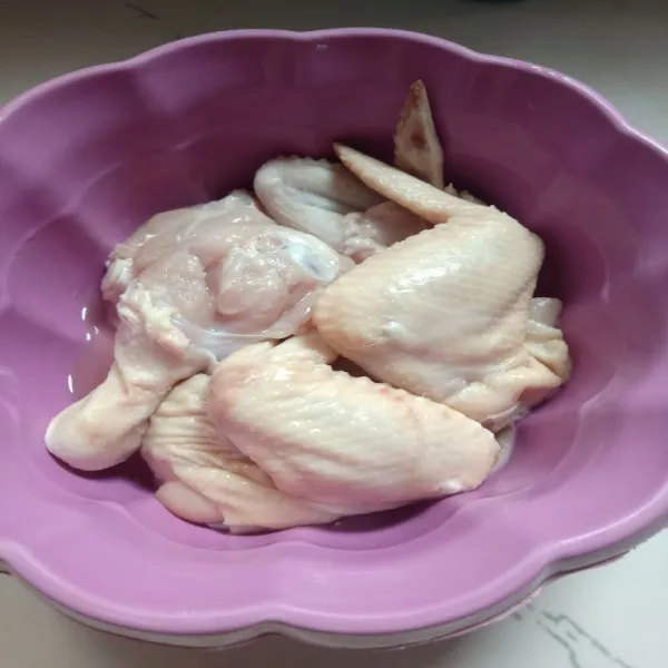 Cuci bersih ayam, lumuri dengan air jeruk nipis, diamkan sebentar kemudian cuci lagi, sisihkan.