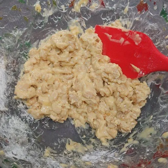 Masukan bawang putih yang sudah dihaluskan, telur, kaldu bubuk dan tepung maezena. Aduk rata, kalau dirasa adonan agak encer bisa ditambahkan sedikit tepung terigu.