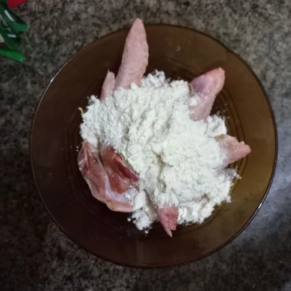 Tambahkan tepung terigu, aduk rata, pastikan tepung menempel pada ayam.