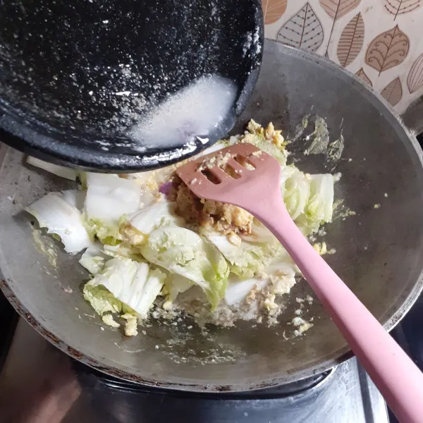 Tambahkan air. Boleh ditambahkan ke cobek, untuk menghabiskan bumbu.