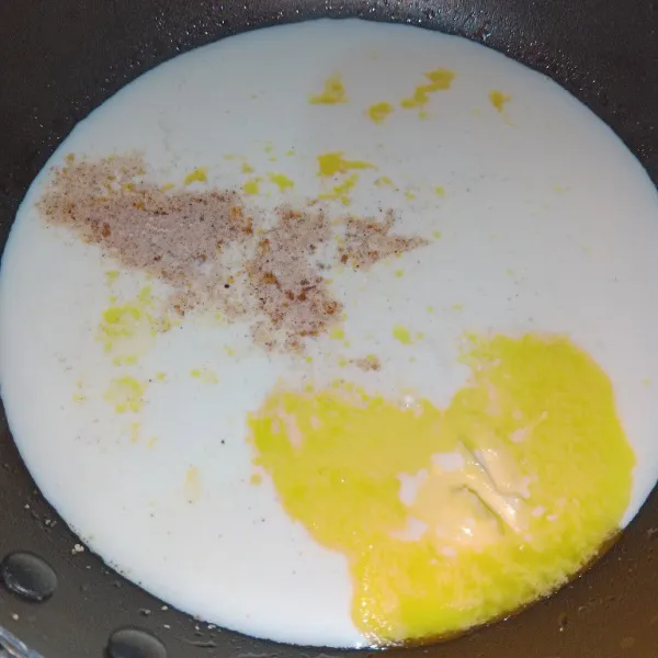 Panaskan margarin laku masukan susu cair bumbui merica, kaldu bubuk, aduk rata.