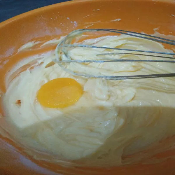 Campurkan butter, margarine, gula dan telur.