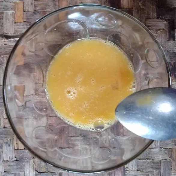 Siapkan telur, tambahkan penyedap rasa dan merica bubuk. Kocok hingga tercampur merata.