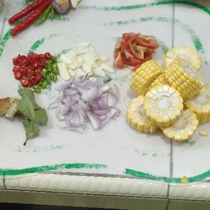 Siapkan jagung dan bahan bumbu iris.