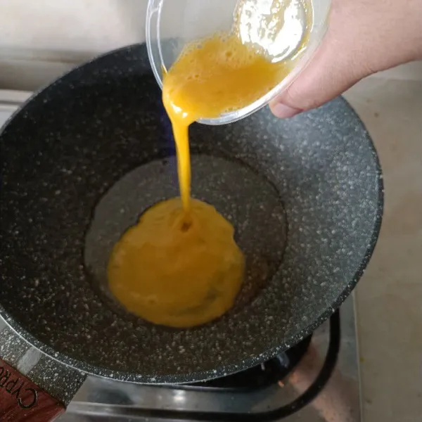 Kocok telur, beri garam kemudian dadar di dalam sedikit minyak hingga matang. Angkat dan sisihkan.