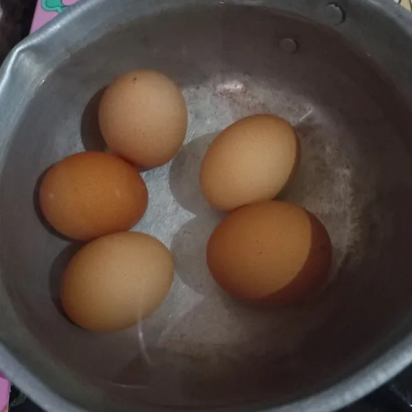 Cuci bersih telur, rebus hingga matang.