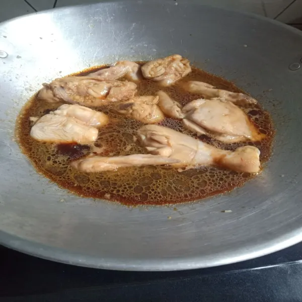 Tambahkan campuran saus, aduk rata.