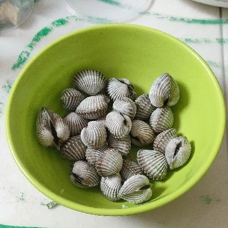 Siapkan kerang dara yang sudah bersih.