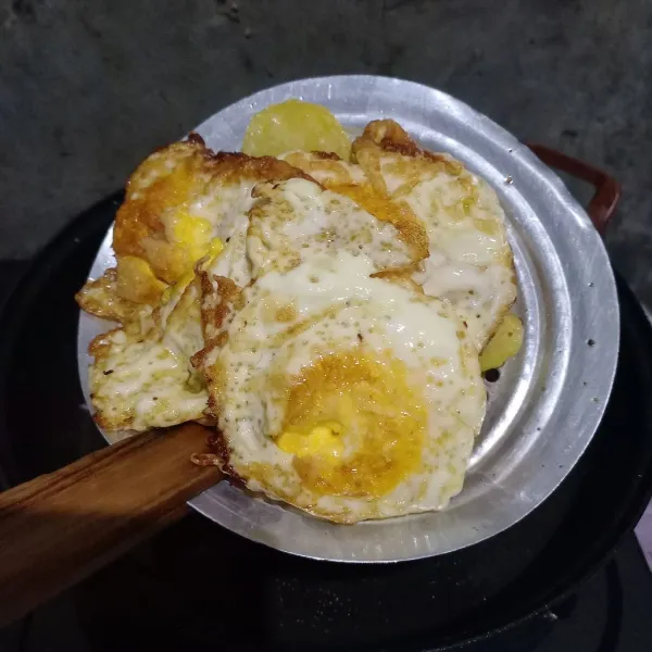 Goreng telur ceplok sampai matang, kemudian angkat dan tiriskan.