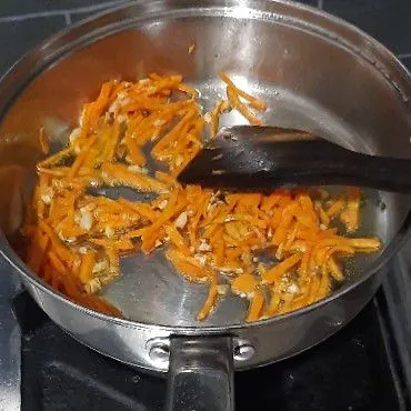 Masukkan wortel, masak hingga layu.