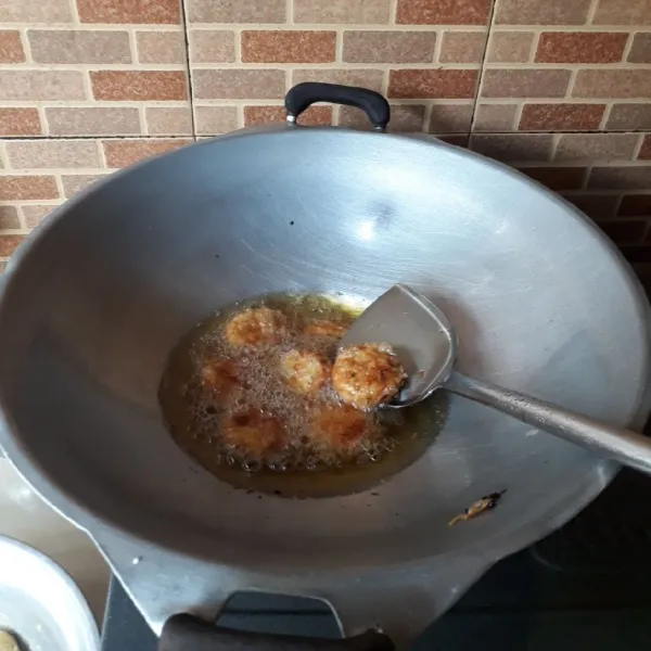 Kocok lepas putih telur dan tapioka. Celupkan perkedel ke dalam putih telur, goreng dengan minyak panas api sedang hingga kecoklatan, angkat dan tiriskan.